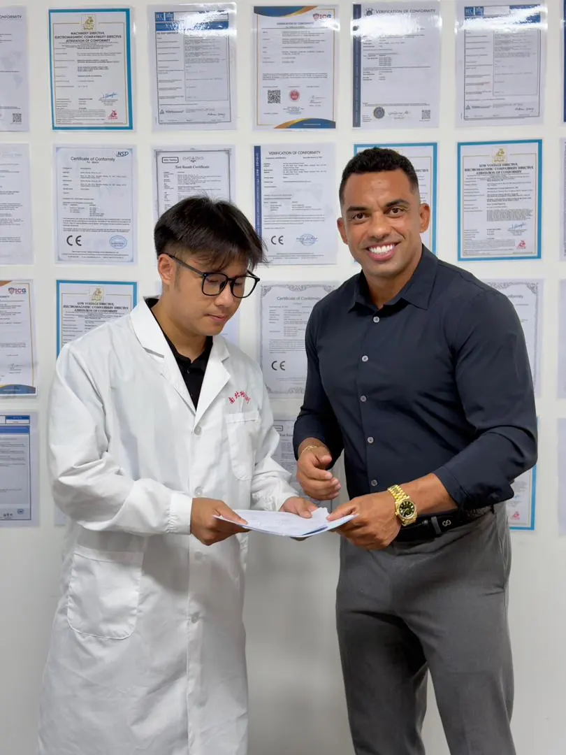 Juan apresentando a operação em ambiente industrial de peptídeos